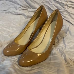 Nine West nude pumps